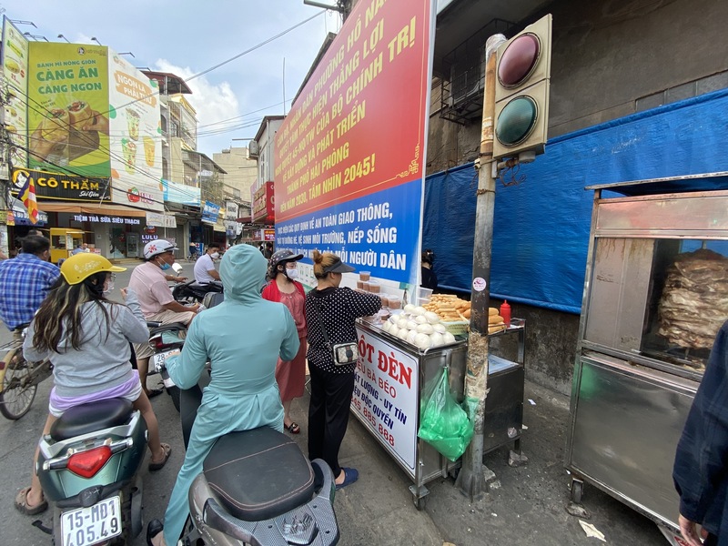 banh mi cay cot den 4 chua hang